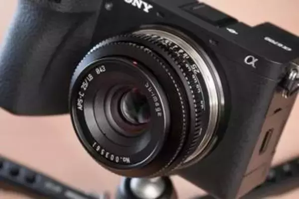 交換レンズレビュー：“非純正”薄型レンズの世界：SG-image 25mm F1.8　1万円を切るクラシカルな見た目のMFレンズ