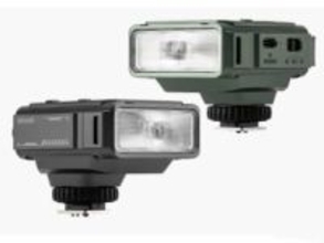 サイバー風デザインの小型TTLストロボ　ボディの一部がスケルトン　グリーン系の本体色も