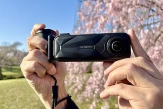 デジカメアイテム丼：360°カメラを「コンパクトデジカメのように」使うには？　ありそうでなかったInsta360の「X5 撮影グリップ」