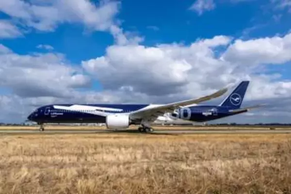 ルフトハンザ、100周年特別塗装の「A350-1000」初号機を羽田線に投入