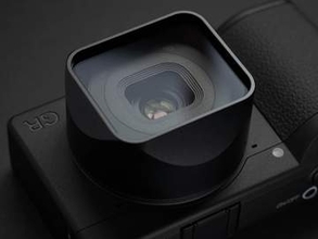 「RICOH GR IV」用のコンパクトな角型レンズフード　SQUAREHOODの第2弾　組込式プロテクト/拡散フィルターも継承