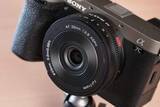 「交換レンズレビュー：“非純正”薄型レンズの世界：Viltrox AF 26mm F2.8 EVO　厚さ25mm、かつ絞りリング搭載の最新パンケーキレンズ」の画像1