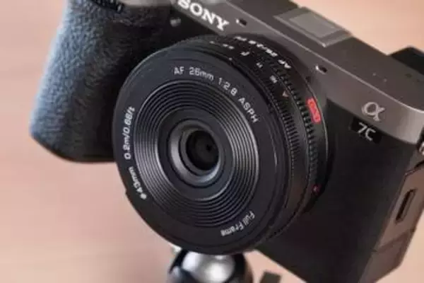 交換レンズレビュー：“非純正”薄型レンズの世界：Viltrox AF 26mm F2.8 EVO　厚さ25mm、かつ絞りリング搭載の最新パンケーキレンズ