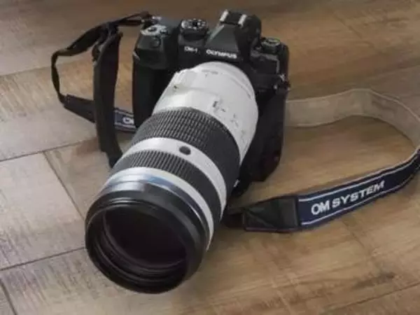 赤城耕一の「アカギカメラ」 第138回：小さくて明るくて超望遠、しかも高画質。800mm相当でも手持ちで撮れる超望遠ズーム