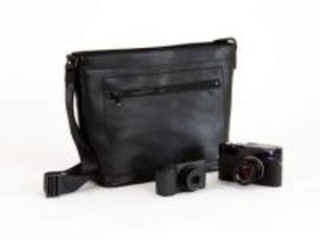 「蔵CURA」ブランドから初のカメラバッグ　リバーシブル仕様のトートバッグスタイル