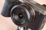 「交換レンズレビュー：“非純正”薄型レンズの世界：7Artisans 18mm F5.6　超広角を手軽に持ち出す　ごっそりと落ちる周辺光量に注目」の画像1