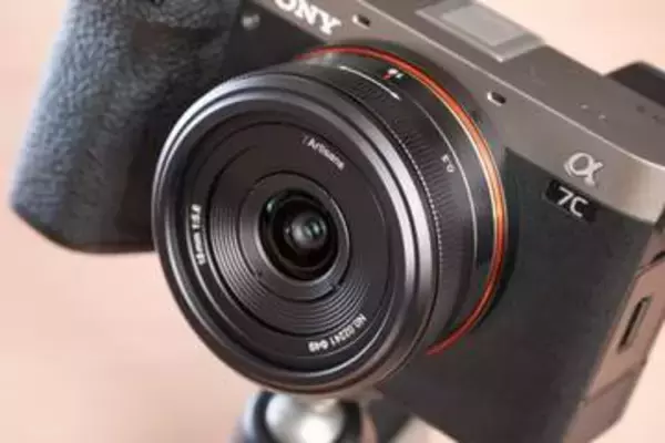 交換レンズレビュー：“非純正”薄型レンズの世界：7Artisans 18mm F5.6　超広角を手軽に持ち出す　ごっそりと落ちる周辺光量に注目