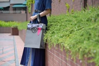 フィルムカメラをデザインした「ギフトバッグ」　カメラのキタムラで販売開始