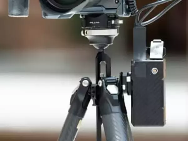 自由度の高いVマウントバッテリー装着プレート　回転式のFALCAM F22 クイックリリース