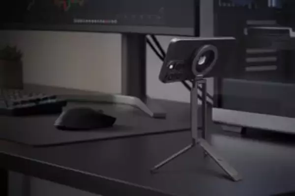 三脚・自撮り棒・スタンドになるMagSafe対応スマホスタンド　1/4インチネジで三脚やアクセサリーと互換性