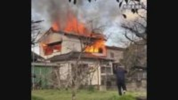 「屋根から火がボウボウ」宇和島で住宅火災　２階部分燃える　住人は高齢女性と娘　原因調べる【愛媛】