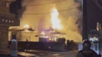 激しい炎と黒煙…松山市の小学校近くで住宅１棟全焼　住人の高齢男性が避難　辺りは一時騒然【愛媛】