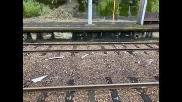 大洲のＪＲ伊予長浜駅で待合所の屋根一部が落下　前日に上灘駅の屋根落下で緊急点検　原因は強風【愛媛】