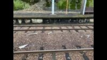 大洲のＪＲ伊予長浜駅で待合所の屋根一部が落下　前日に上灘駅の屋根落下で緊急点検　原因は強風【愛媛】