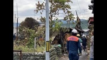 西条で住宅全焼　隣接２棟にも燃え移る　火元の一人暮らしの高齢男性が頭に軽いケガ　原因調べる【愛媛】