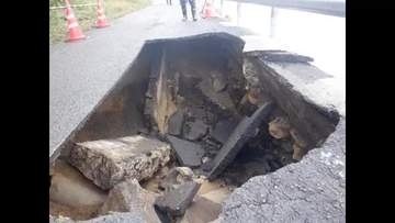 松山・興居島で海辺の道路が陥没　台風６号で護岸崩れ土が流出か　付近が全面通行止めに【愛媛】