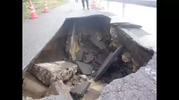 松山・興居島で海辺の道路が陥没　台風６号で護岸崩れ土が流出か　付近が全面通行止めに【愛媛】