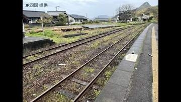 “強風に吹き上げられたか”JR伊予上灘駅でホームの屋根材の一部が落下　けが人なし【愛媛】