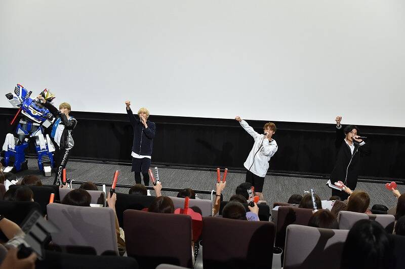 EBiSSH 『映画ドライブヘッド』初日舞台挨拶で主題歌「GO!!!」披露 「歌うことができて幸せ」