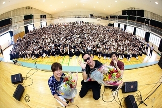 コブクロ　京都の学校にサプライズ登場、生歌をプレゼント