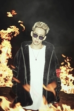 清水翔太 ニューシングル『FIRE』発売決定、炎の中でパフォーマンスする新曲MVを早くも公開