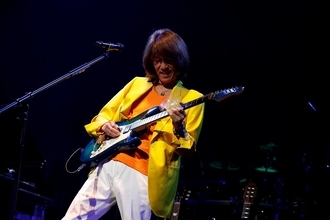 角松敏生 全国ツアー開幕、巧みなギターテクニックを披露