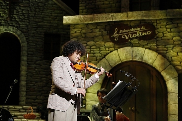 葉加瀬太郎 トレードマーク ふさふさ ヘアの秘密を暴露でどよめき くりぃむ上田 そんな訳ないでしょ 16年10月18日 エキサイトニュース