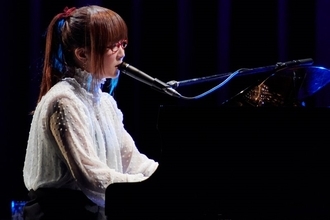 奥華子 心の闇を綴った曲のみを弾き語る“ダークナイト”開催、涙を拭いながら聞き入る人が続出