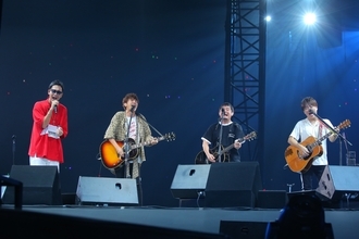 コブクロ、二人きりのツアー大阪公演にゆずが登場　奇跡の4ショットでステージでのセッション初共演が実現