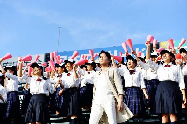 福山雅治 300名を超える学生達と甲子園球場で撮影した 甲子園 Mv公開 エキサイトニュース