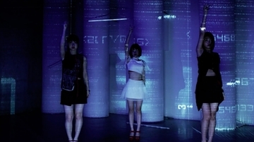 つんく♂プロデュース・シュークリームロケッツ新曲MVはプロジェクションマッピングを施したクール映像に