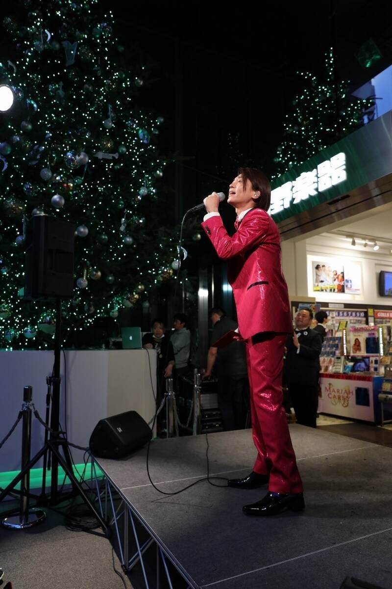 氷川きよし 銀座山野楽器本店でのクリスマスツリー点灯式にサプライズ登場 紅白 レコ大出演に意欲 エキサイトニュース 2 2