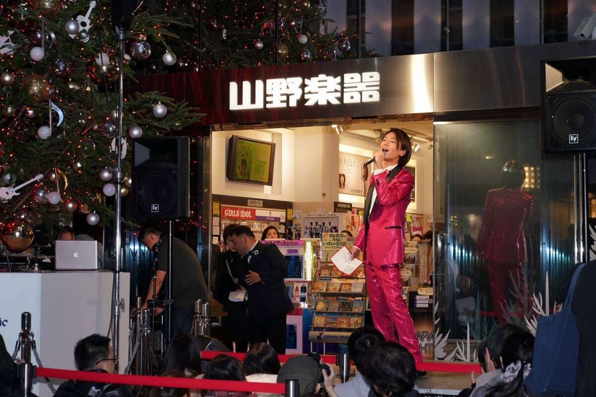 氷川きよし 銀座山野楽器本店でのクリスマスツリー点灯式にサプライズ登場 紅白 レコ大出演に意欲 エキサイトニュース 2 2