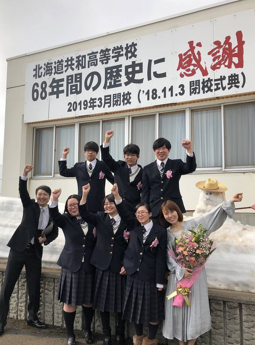 半崎美子、今月末閉校の高校で最後の卒業生6名に歌のエール
