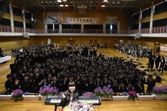川嶋あい、15年連続の卒業式サプライズライブ  代表曲「旅立ちの日に・・・」を卒業生にプレゼント