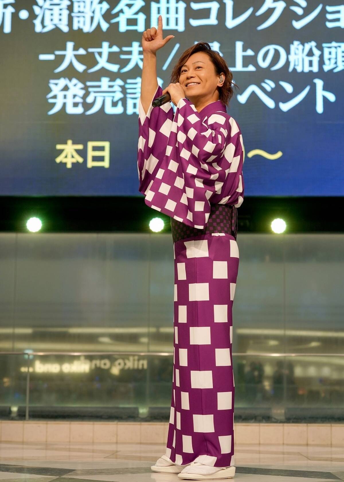 氷川きよし サンシャイン噴水広場でイベント これからはカテゴライズせずに歌で自分を表現 エキサイトニュース