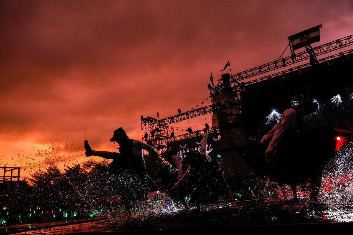 欅坂46、夏の野外ライブ『欅共和国』開催 船上舞台に描き出した物語に48,000万人が熱狂