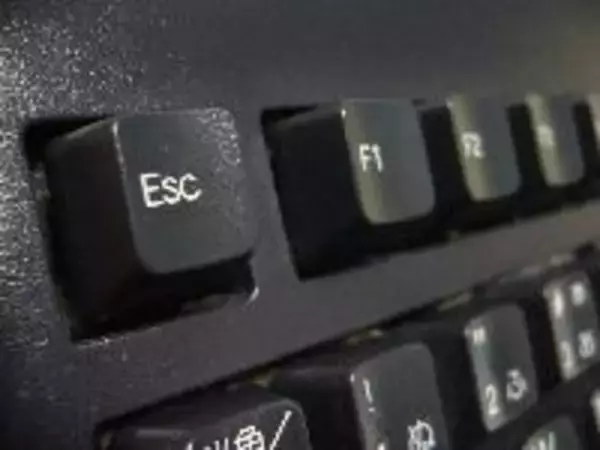 パソコンのエスケープキー、何から逃げられるの？