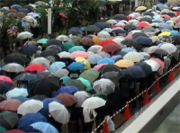 傘は意外にマイナーな「雨具」だった