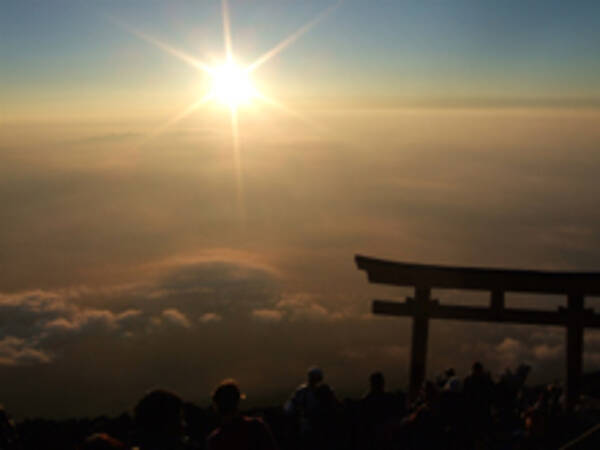 日本一高い富士山頂で愛を誓う！