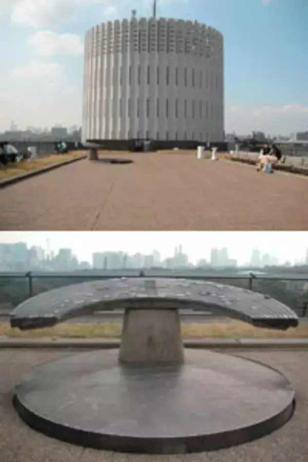 モダンビルの屋上から眺める、一日90分間のレトロな風景