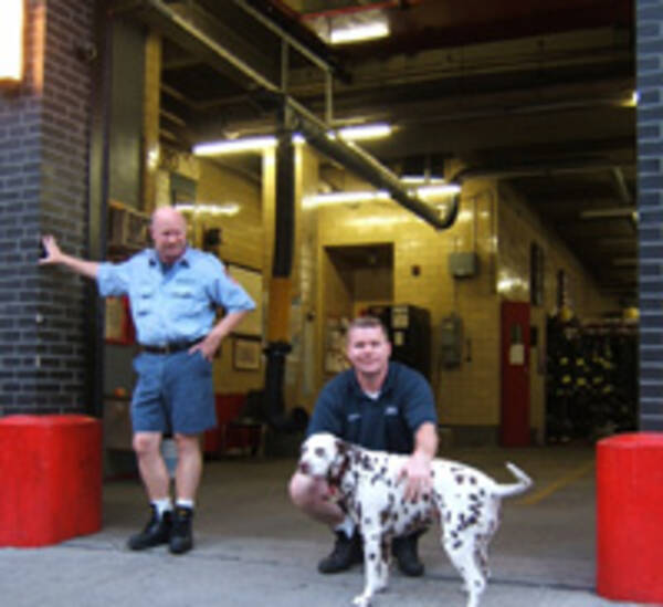 テロ以降の米消防署を癒すマスコット犬