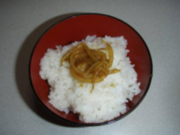 ごはんを口の中に残したままで、おかずを食べますか？