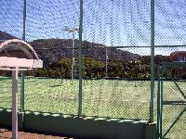 テニスの最初の一球、「サーブ」か「サービス」か？