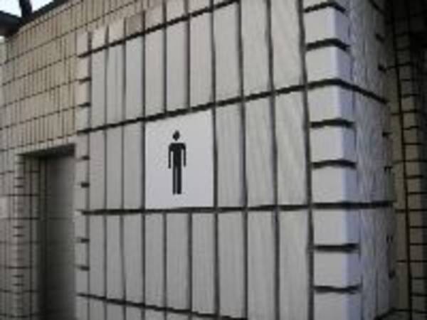 「男子トイレ」という不思議な社交空間
