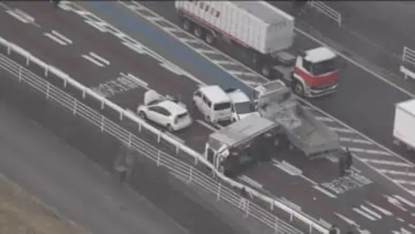【速報】国道3号で車6台の多重事故　横転したトラックも　車に閉じ込められた人を救助　5人を搬送　福岡