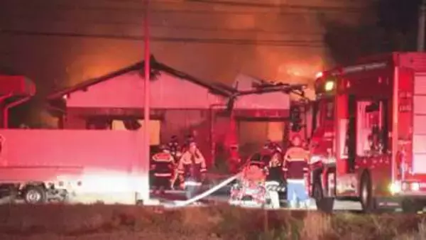 住宅2棟を焼く火事 消火活動していた女性がケガ　福岡市西区