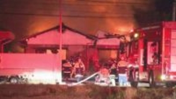 住宅2棟を焼く火事 消火活動していた女性がケガ　福岡市西区