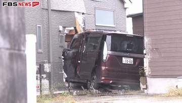 【速報】車が住宅に突っ込む　運転していた男性を病院に搬送　福岡