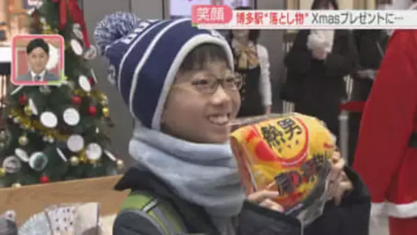 「大切に使って」落とし物ツリーに飾られた高級ドライヤー・ギター　博多駅の利用者にクリスマスプレゼント